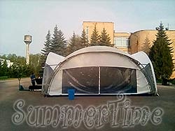 Монтаж арочных шатров в парке Москвы